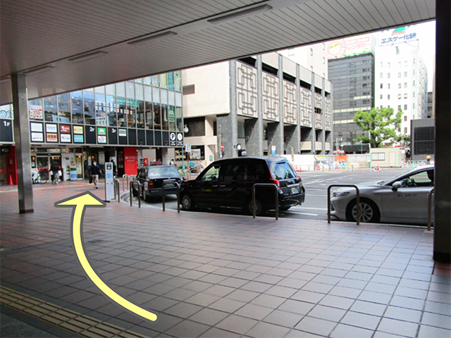 JR博多駅筑紫口を出て左へお進みください。