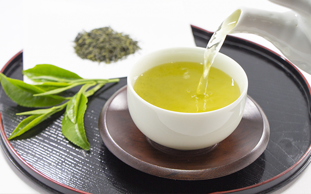 抜け毛や薄毛を抑制する飲み物は緑茶です。