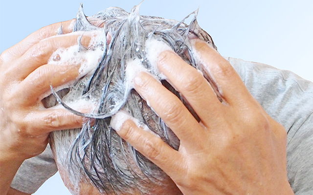 髪を洗いすぎないようにすることで抜け毛を防ぎます。