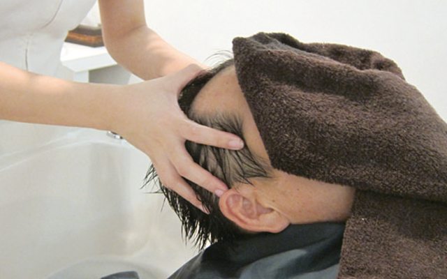 抜け毛を防ぐために頭皮ケアをして頭皮環境を清潔に保ちましょう。