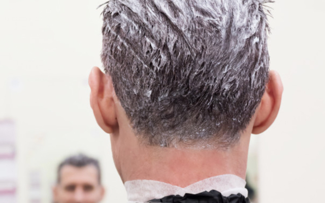 薄毛の原因の一つはヘアカラーで頭皮にダメージを与えることです。