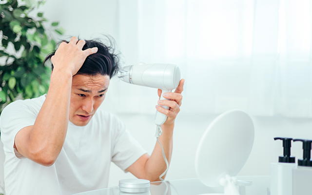 薄毛の原因は髪が濡れた状態で頭皮環境が悪化することです。