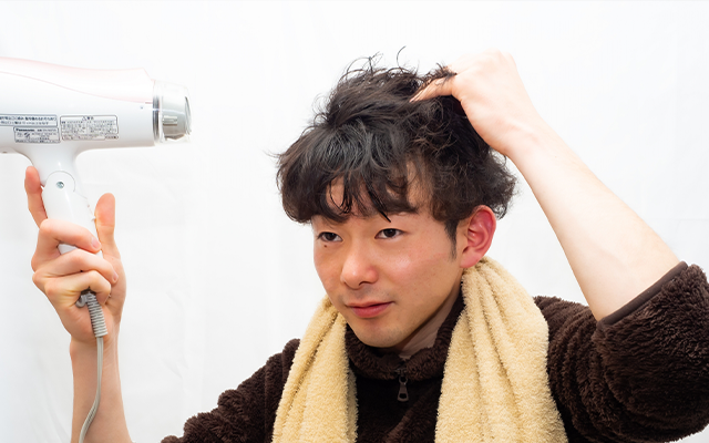 薄毛対策として大切なのは洗髪したとにドライヤーでしっかりと乾かすことです。