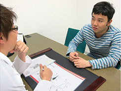 院長が斉藤さんのヒゲや皮膚の状態を診察し、当院の医療レーザー脱毛についてしっかりと説明します。